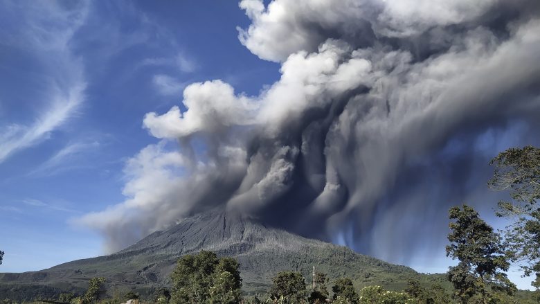 Shpërthen vullkani në Malin Sinaburg të Indonezisë, banorët këshillohen të qëndrojnë larg nga lava