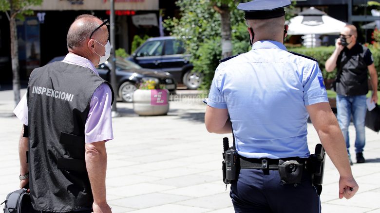 Nuk respektuan masat anti COVID-19, policia gjobit mbi 1 mijë qytetarë