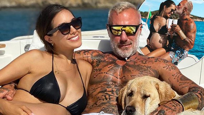 Milioneri 53-vjeçar që ka pozuar për ‘Playboy’ shijon pushimet në Sardenja me të dashurën 25-vjeçare, e cila është në pritje të një fëmije