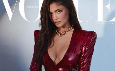 Kylie Jenner shkëlqen në kopertinën e Vogue me veshje të ngushtë lëkure e me dekoltenë e hapur