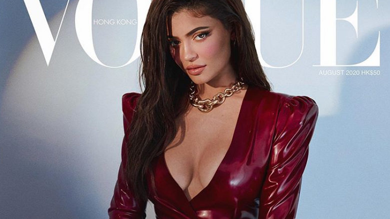 Kylie Jenner shkëlqen në kopertinën e Vogue me veshje të ngushtë lëkure e me dekoltenë e hapur