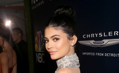 Kylie Jenner i tregon ndjekësve të saj se si duken qerpikët e saj natyral në krahasim me ata artificial