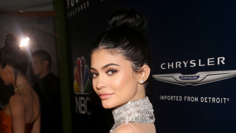 Kylie Jenner i tregon ndjekësve të saj se si duken qerpikët e saj natyral në krahasim me ata artificial