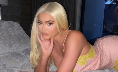 Disa ditë para ditëlindjes, Kylie Jenner feston me shoqërinë dhe familjen e saj në Malibu