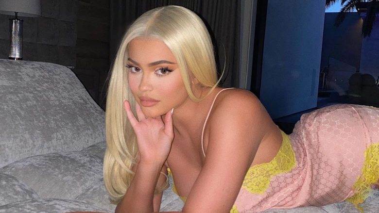 Disa ditë para ditëlindjes, Kylie Jenner feston me shoqërinë dhe familjen e saj në Malibu