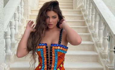 Kylie Jenner shfaq linjat trupore përmes pozave tërheqëse
