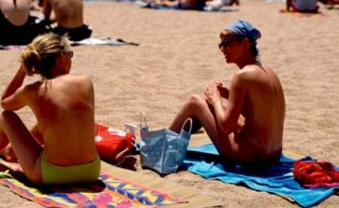 Policia u kërkoi të visheshin, ministri francez u del në mbrojtje grave që duan të bëjnë plazh lakuriq