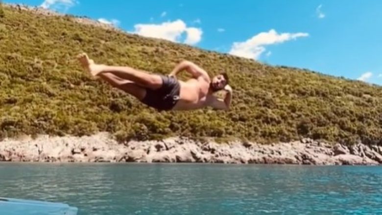 Ledri Vula një zhytës perfekt, publikon video interesante nga akrobacitë gjatë zhytjes në det