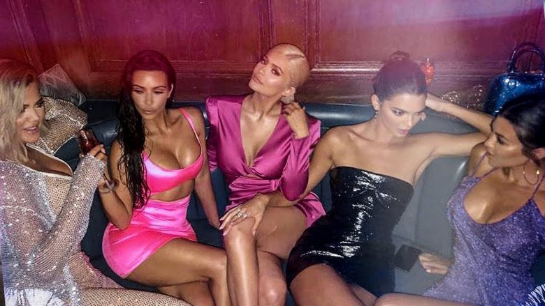 Veshjet më të bukura të motrave Kardashian ndër vite në festat e ditëlindjes
