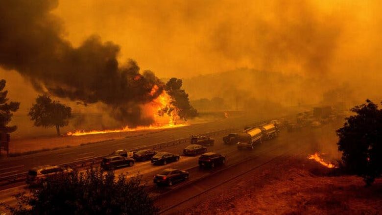 Me veturë përmes zjarrit më të madh në histori të Kalifornisë –  aty ku shumëçka po shkatërrohet