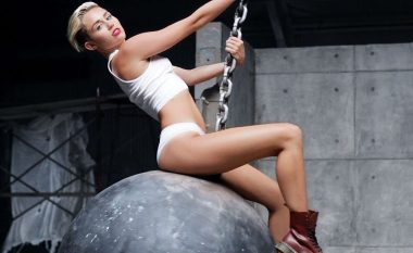 Shtatë vjet nga “Wrecking Ball” e Miley Cyrus