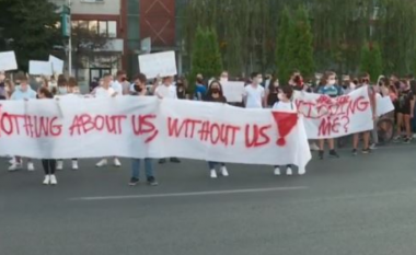 Nxënësit në Maqedoni në protesta, kërkojnë zgjidhje për vitin e ri shkollor