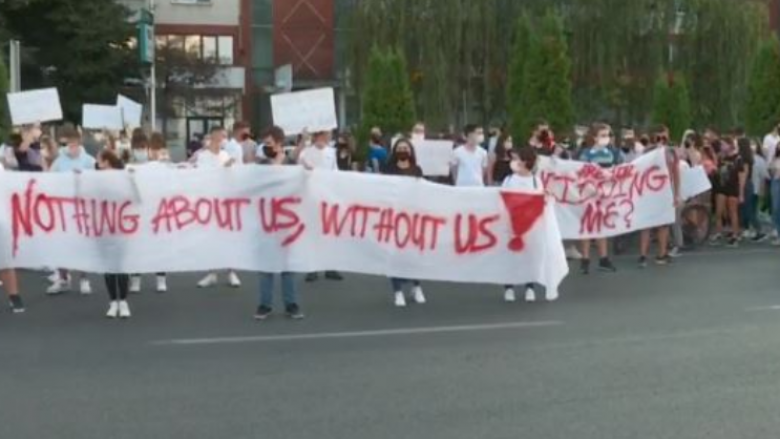 Nxënësit në Maqedoni në protesta, kërkojnë zgjidhje për vitin e ri shkollor