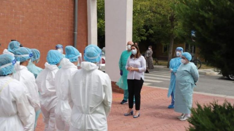 Punësohen 50 infermierë të rinj në spitalin “Shefqet Ndroqi” në Tiranë