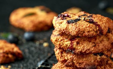 Kafjall i shëndetshëm apo zëmër: Biskotë shumë e shijshme tërshëre me pemë dhe arra