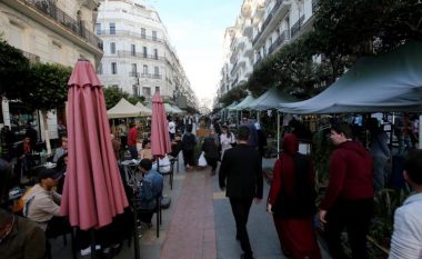 Algjeria rihap plazhet, kafenetë dhe xhamitë