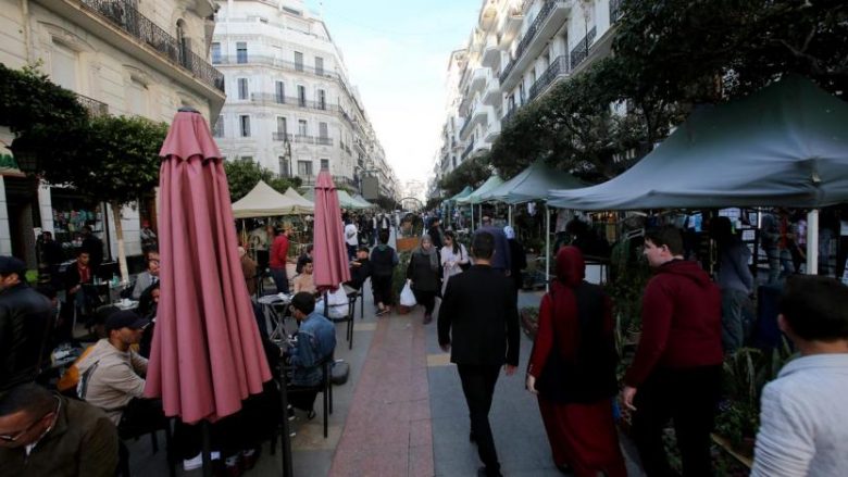 Algjeria rihap plazhet, kafenetë dhe xhamitë