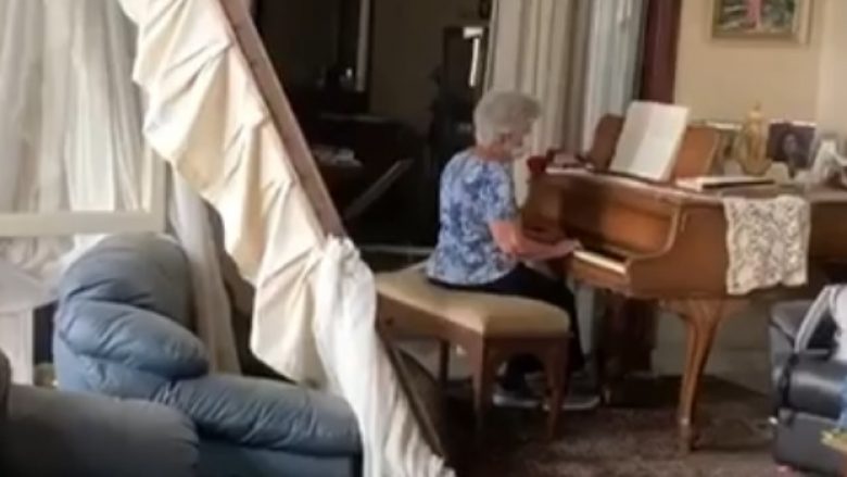 Gruaja 79-vjeçare luan në piano, e vetmja gjë që i mbeti në shtëpi pas shpërthimit në Bejrut