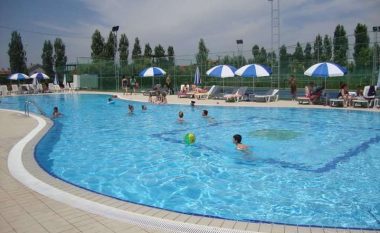Mbytet në Durrës një 10 vjeçar nga Kosova, po lahej në pishinë