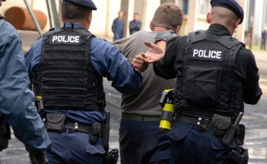 Transportonin emigrantë përmes Mitrovicës në territorin e Serbisë, arrestohen 16 persona në Prizren