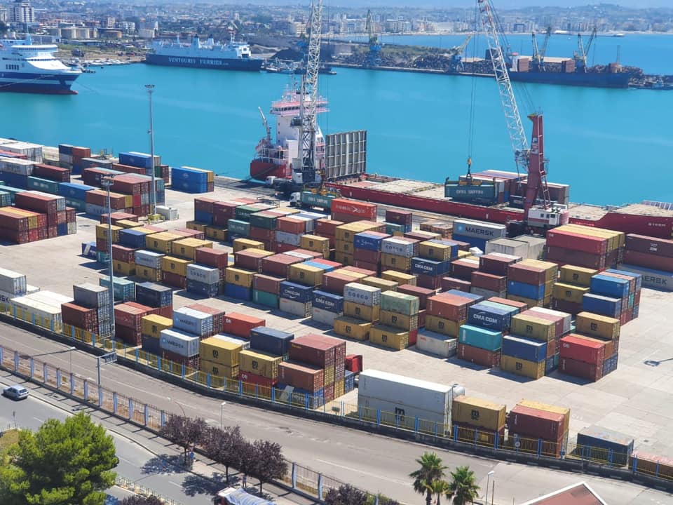 Eksportet shqiptare rriten me gati 50 për qind në janar-prill, deficiti tregtar shkon në rreth 1 miliard euro