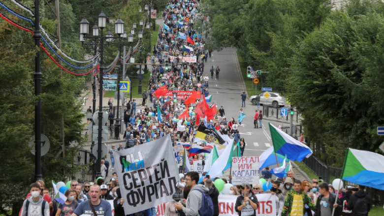 “Pi çaj Putin”, protestuesit i drejtohen presidentit rus pas rastit të Aleksei Navalny, i cili dyshohet të jetë helmuar
