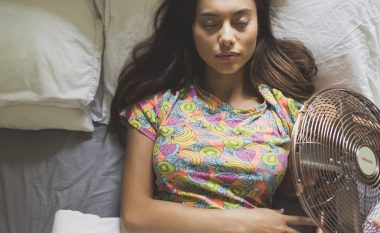 A është e këshillueshme të flesh me freskuesen ndezur? Dy arsye që ju bindin