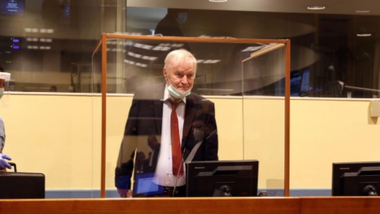 Ratko Mlladiq pasi apeloi dënimin për krimet në Bosnje, paraqitet sërish në gjykatën e Hagës