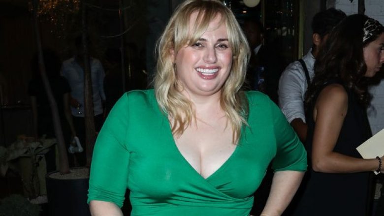 Rebel Wilson duket mbresëlënëse në një fustan të kaltër, ndërsa tregon rënien drastike në peshë