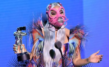 Lady Gaga shfaqet me maska të ndryshme gjatë paraqitjes në MTV VMAs: Nxit fansat të bëjnë të njëjtën gjë
