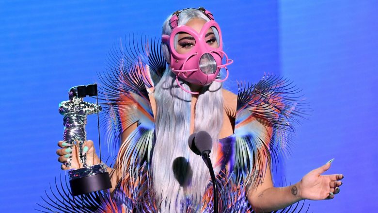 Lady Gaga shfaqet me maska të ndryshme gjatë paraqitjes në MTV VMAs: Nxit fansat të bëjnë të njëjtën gjë