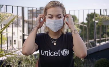 Rita Ora me mesazh për Kosovën, bën thirrje që të mbrohen fëmijët nga virusi COVID-19