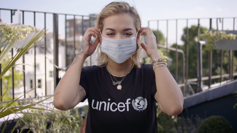 Rita Ora me mesazh për Kosovën, bën thirrje që të mbrohen fëmijët nga virusi COVID-19