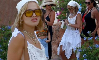 Rita Ora merr ngjyrë gjatë pushimeve në Ibiza, duket joshëse nën shoqërinë e shoqeve dhe motrës