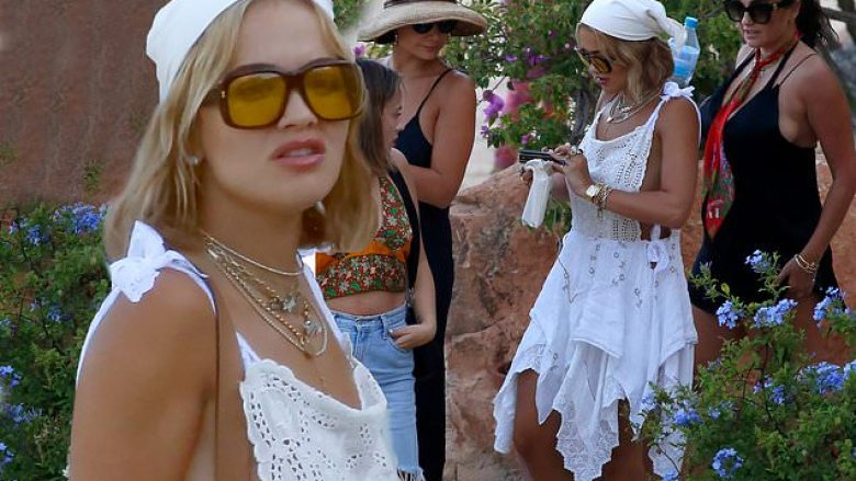 Rita Ora merr ngjyrë gjatë pushimeve në Ibiza, duket joshëse nën shoqërinë e shoqeve dhe motrës