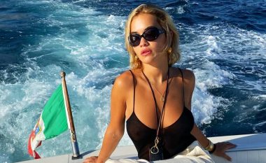 Rita Ora me mendje në Korfuz, ndan imazhe atraktive që realizoi në jahtin luksoz