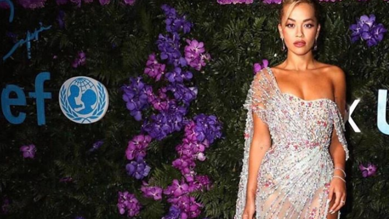 Rita Ora shkëlqen në mbrëmjen e organizuar nga UNICEF në Itali, merr vëmendje me fustanin transparent