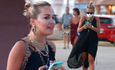 Rita Ora vazhdon të marrë vëmendjen me paraqitjen e saj gjatë pushimeve në Ibiza