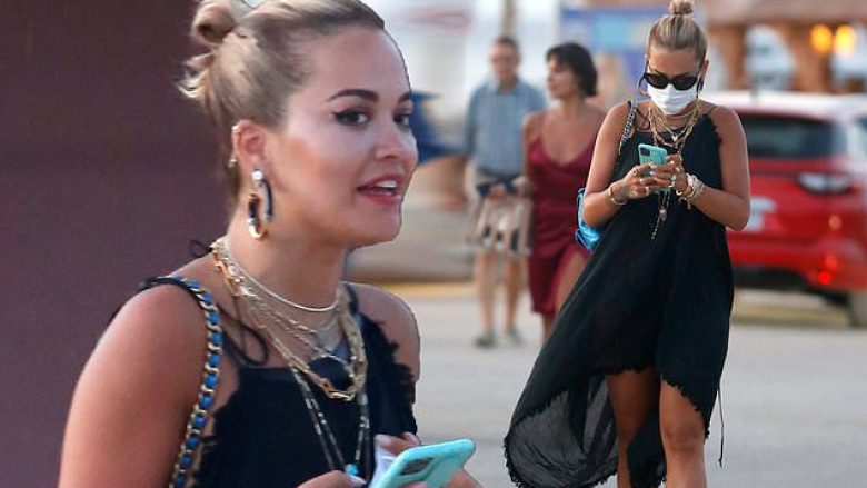Rita Ora vazhdon të marrë vëmendjen me paraqitjen e saj gjatë pushimeve në Ibiza