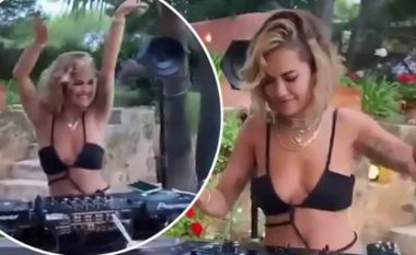 Rita Ora merr rolin e DJ-të në plazh, argëton të pranishmit me muzikë ndërsa rrëmben vëmendjen me linjat trupore në bikini