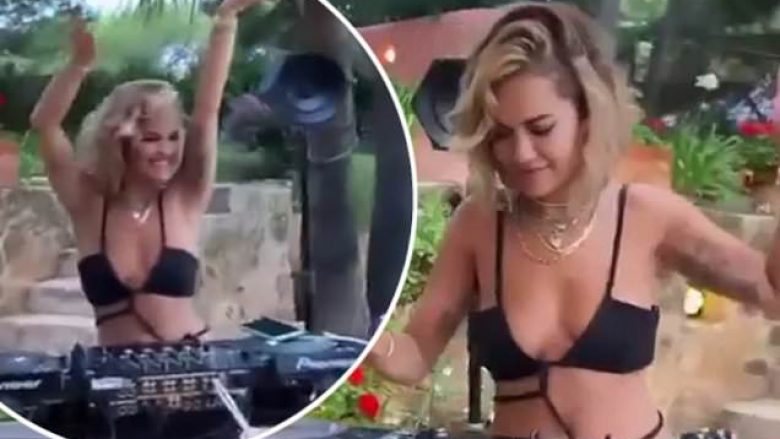 Rita Ora merr rolin e DJ-të në plazh, argëton të pranishmit me muzikë ndërsa rrëmben vëmendjen me linjat trupore në bikini