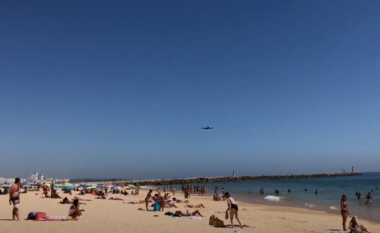 Aeroplani fluturon jashtëzakonisht ulët mbi plazh dhe frikëson turistët në Portugali