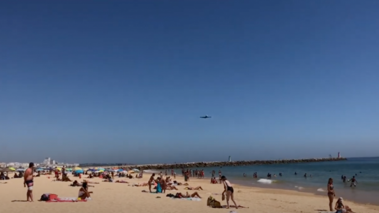 Aeroplani fluturon jashtëzakonisht ulët mbi plazh dhe frikëson turistët në Portugali