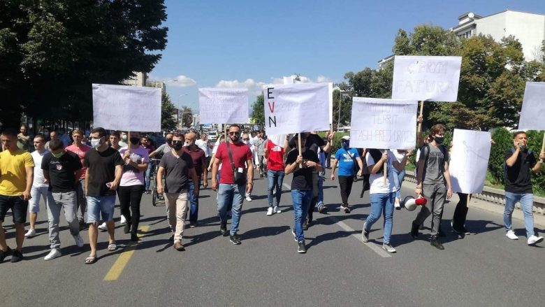 Dy marshe protestuese kundër shtrenjtimit të energjisë elektrike në Shkup