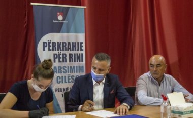Nënshkruhen kontratat për bursa me 170 studentë përfitues të Skenderajt