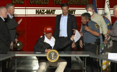 Trump nënshkruan autografe në Luiziana dhe u thotë t’i shesin për 10 mijë dollarë në eBay