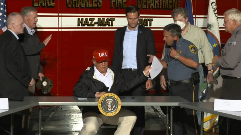 Trump nënshkruan autografe në Luiziana dhe u thotë t’i shesin për 10 mijë dollarë në eBay