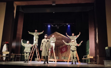 Teatri në Gostivar me premierë para publikut me shfaqjen “Koloneli zog”