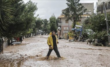 Dy të vdekur nga një stuhi e fuqishme në Greqi, zhduket një foshnjë