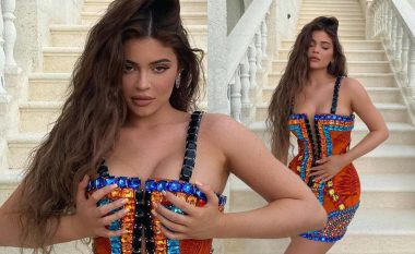 Kylie Jenner shkëlqen në një fustan plot xhevahir, ndërsa vazhdon të festojë ditëlindjen e 23-të